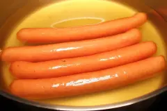 Wiener Würstchen geschmackvoll warm machen