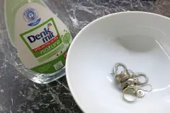 Schmuck mit Spüli reinigen