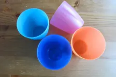 Tee-/Kafferückstände aus Kunststofftassen mit Fleckensalz entfernen