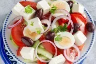 Griechischer Bauernsalat mit Ei
