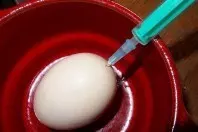Eier ausblasen mit einer Spritze