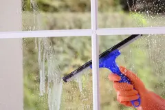 Fenster & Spiegel blank mit Mix aus Essigessenz, Spiritus & Sp&uuml;li