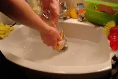 Pömpel-Ersatz: Verstopfung im Waschbecken mit Wasserflasche lösen