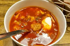 Scharfe Hack-Gemüse-Suppe