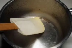 Angebranntes mit Teigschaber lösen