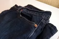 Klebstoff auf der Kleidung entfernen