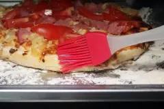 Fertig-Pizzarand knusprig machen