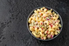 Einfacher Nudelsalat mit Fleischsalat