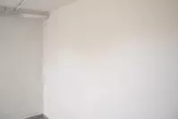 Klebebandreste auf Wandfarbe entfernen
