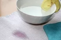 Kirschflecken mit heißem Wasser & Zitronenwasser entfernen