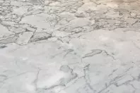 Säureschäden auf Marmor mit Nassschleifpapier beheben