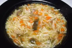 Nudelsuppe mit Dessertwein aufpeppen