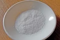 Wie bekommt man feuchtes Salz wieder trocken?