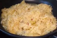 Sauerkraut schmoren, um Pfanne leichter zu reinigen