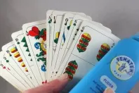 Zusammenklebende Spielkarten