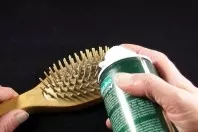 Haarbürsten reinigen mit Rasierschaum