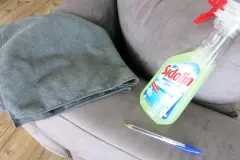 Kugelschreiber auf Microfaser-Sofa entfernen