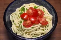 Spaghettisalat mit Schnittlauch und Knoblauchöl