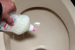 Saubere Toilette nach dem Urlaub