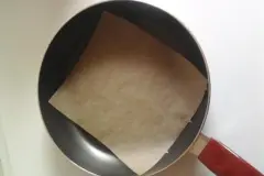 Fettlos braten mit Backpapier in der Pfanne