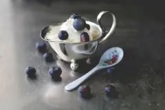 Blitzeis mit Blaubeeren