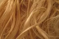 Graue Haare perfekt blond färben
