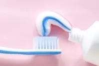 Selbstbräuner-Flecken mit Zahnpasta entfernen