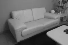 Weißes Glattledersofa reinigen und pflegen