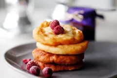 Italienische Frittelle (ausgebackene s&uuml;&szlig;e kleine Fladen)