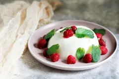 Joghurtbombe auf Himbeer-Pfefferminzsalat