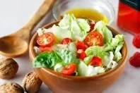 Salatdressing mit Himbeeressig und Walnussöl