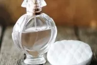 Parfüm auf geöltes Wattepad und am Körper tragen