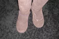 Salzränder auf Wildleder-Schuhen mit Zwiebeln entfernen