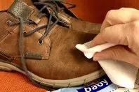Schneeränder an Schuhen mit Babyöltüchern entfernen