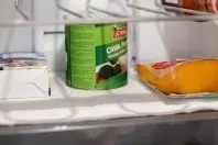 Kühlschrank schneller sauber mit ausgelegtem Küchenpapier
