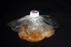 Plastiktüten mit Hilfe einer Plastikflasche verschließen