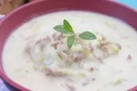 Lauchsuppe mit Hackfleisch und Käse