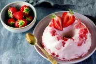 Vanillepudding mit frischen Erdbeeren