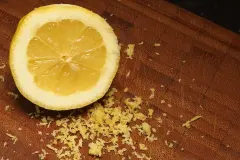 Zitronenschale zum Kuchenbacken