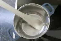 Angebranntes im Kochtopf mit Salz und Sprudel entfernen