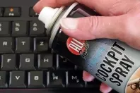 Computer-Tastatur mit Cockpit-Spray reinigen
