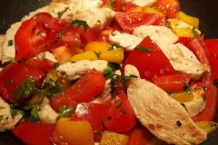 Hähnchenbrust mit Paprika-Tomaten-Gemüse