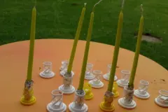 Verschlusskappen von Brausetabletten-Röhrchen als Kerzenhalter
