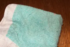 Altes Frotteehandtuch haftet gut am Schrubber