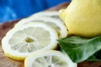 Würzen mit selbstgezogenen Zitronenblättern