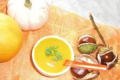 Kürbissuppe mit Kokoscreme, Ingwer und Mango
