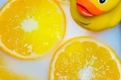 Badezusatz mit Orangen und Sahne