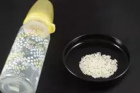 Milchfläschchen/Babyfläschchen mit Reis reinigen