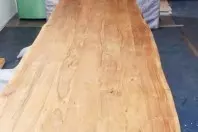 Wasserflecken auf polierten Holzoberflächen entfernen