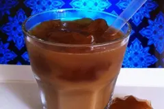 Eiskaffee oder Eistee - mit W&uuml;rfeln von gefrorenem Kaffee oder Tee